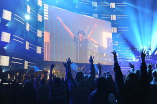 夜场足球赛事吸引年轻观众群体，夜场踢球